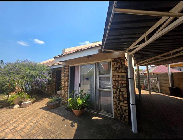 2 BEDROOM TOWNHOUSE FOR SALE IN GREENHILLS